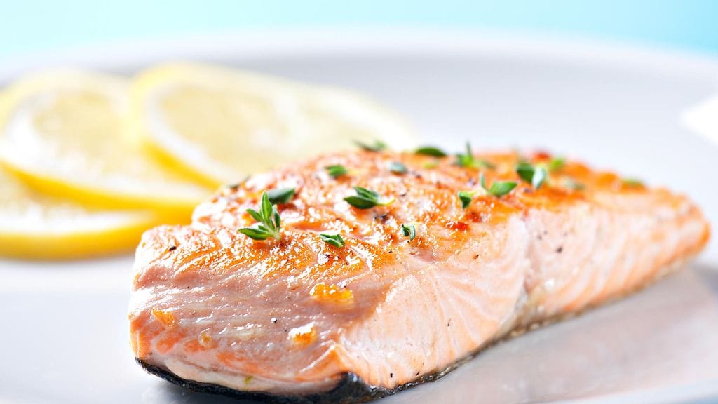 Tässä helpossa arkiruoassa lohen kanssa tarjoillaan koukuttava kastike.