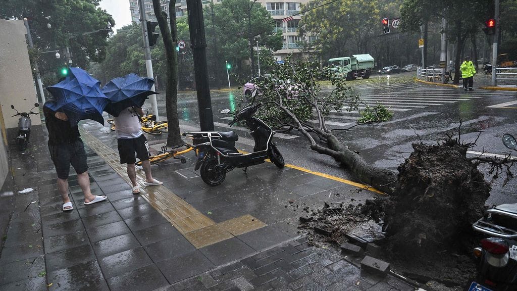 Shanghaihin iski historiallisen voimakas Bebinca-taifuuni varhain maanantaina
