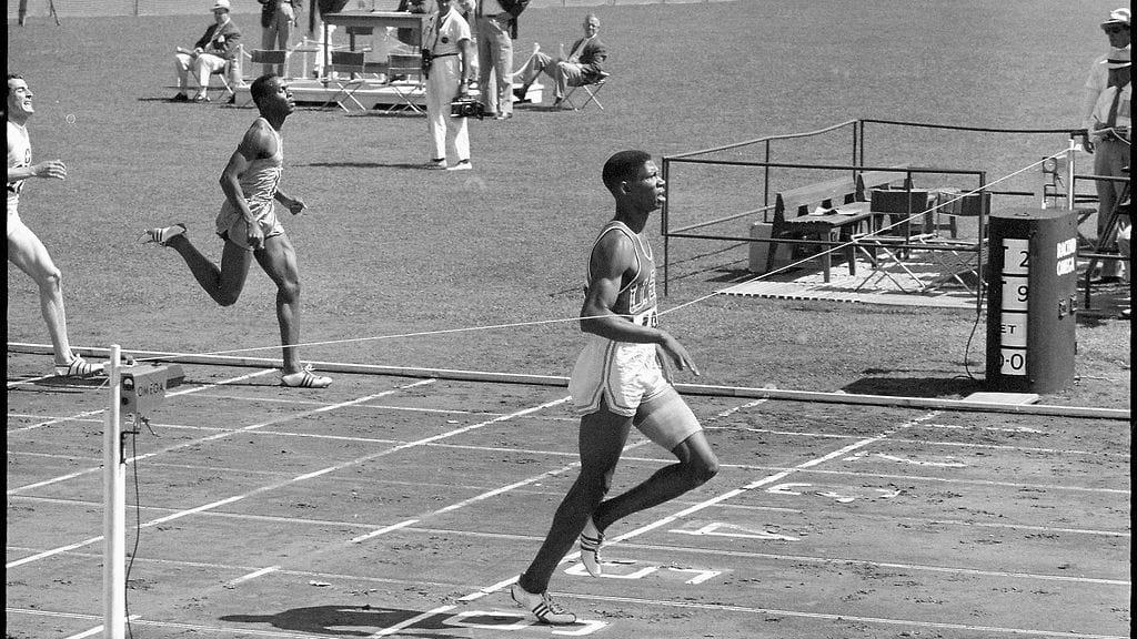 Otis Davis tulee maaliin 400 metrillä vuonna 1960.