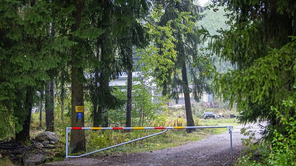 Vangittavaksi vaaditulla miehellä on yhteys mieheen, joka vangittiin jo aiemmin epäilty Lahden Kujalassa Korvenrannantiellä tapahtuneesta murhasta.