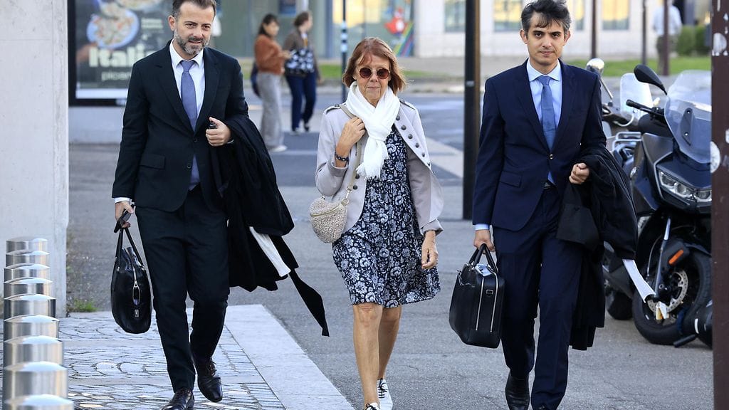 Gisèle Pelicot luopui oikeudestaan nimettömyyteen oikeudenkäynnin alussa. BBC kertoo, että hänen asianajajansa mukaan oikeudenkäynnin avaaminen siirtää ”häpeän” takaisin syytetylle.