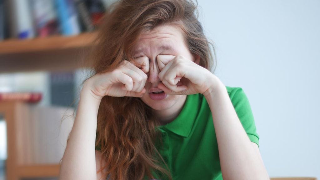 Voisiko kuivasilmäisyyteen löytyä apu nauramalla? Kuvituskuva.