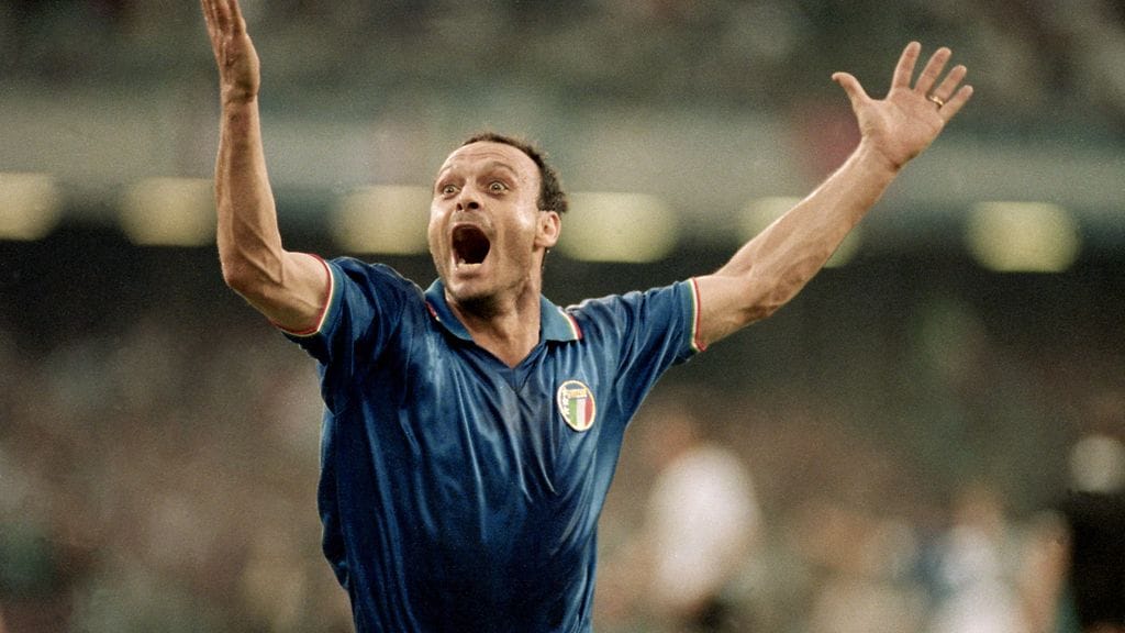 Vuoden 1990 MM-kisat muistetaan muun muassa Salvatore Schillacin villeistä maalituuletuksista. Tässä hän oli osunut Argentiinaa vastaan välierässä, jonka Italia hävisi.