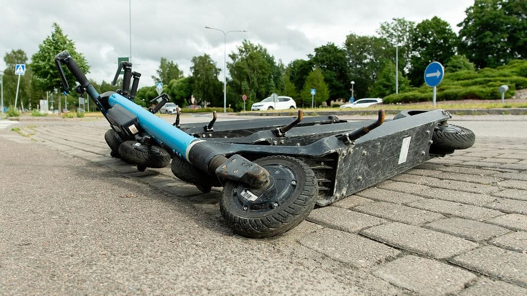Sähköpotkulautailijoille valmistellaan promillerajaa. Kuvituskuva.