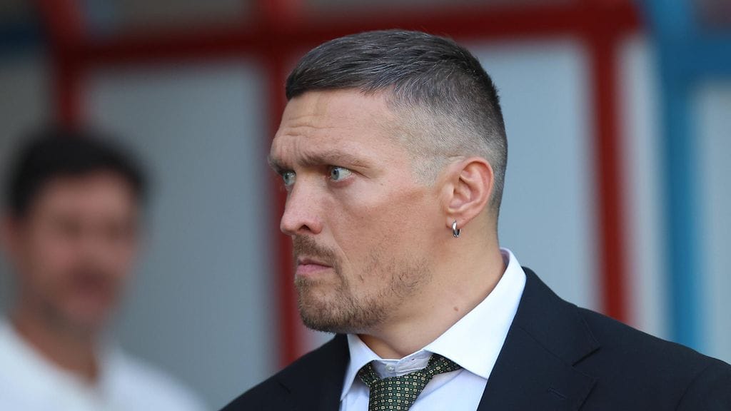 Oleksandr Usyk poistui lentokoneesta puolustamaan tiiminsä jäsentä.