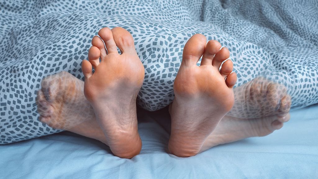 Levottomat jalat iskee tavallisesti yöllä, kun pomppivat jalat vaativat nousemaan ylös kävelemään tai venyttelemään. Kuvituskuva.