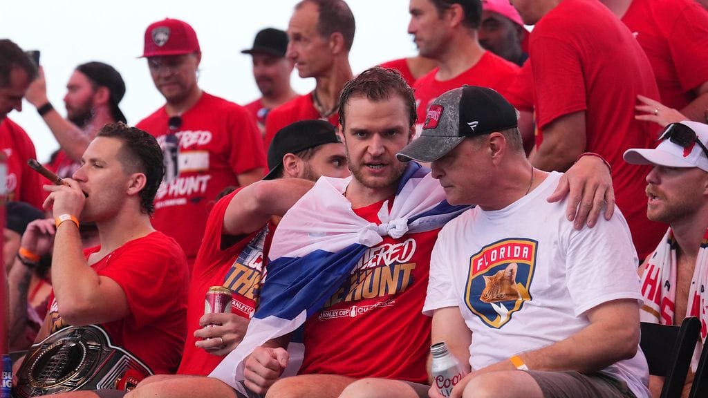 Aleksander Barkov ja päävalmentaja Paul Maurice Panthersin mestaruusparaatissa 30. kesäkuuta.