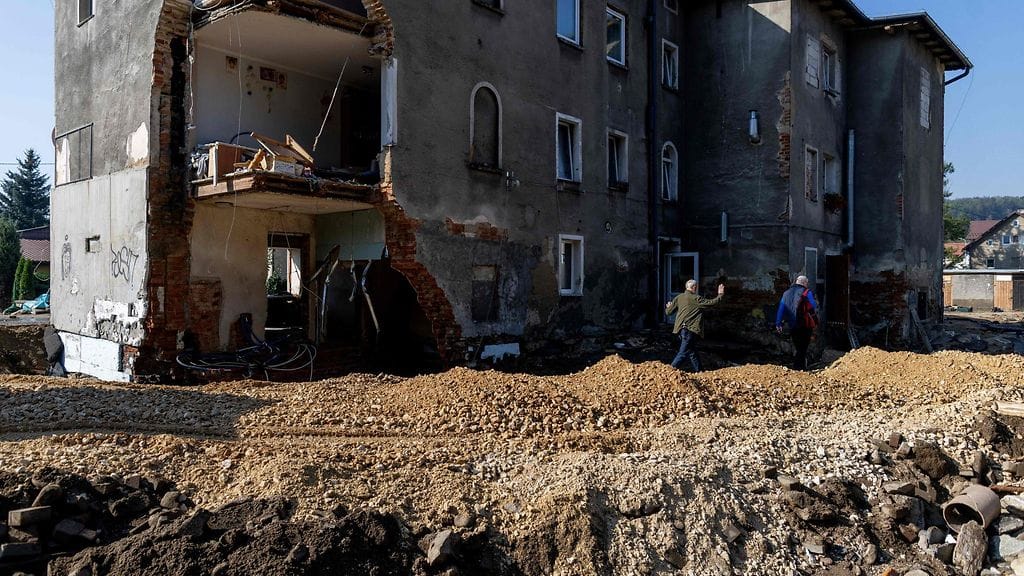 Kerrostalo tuhoutui osittain tulvassa Stronie Slaskiessa eteläisessä Puolassa.