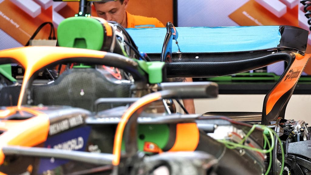 McLarenin takasiipi on kiinnostanut kilpailijoita Singaporen varikolla.