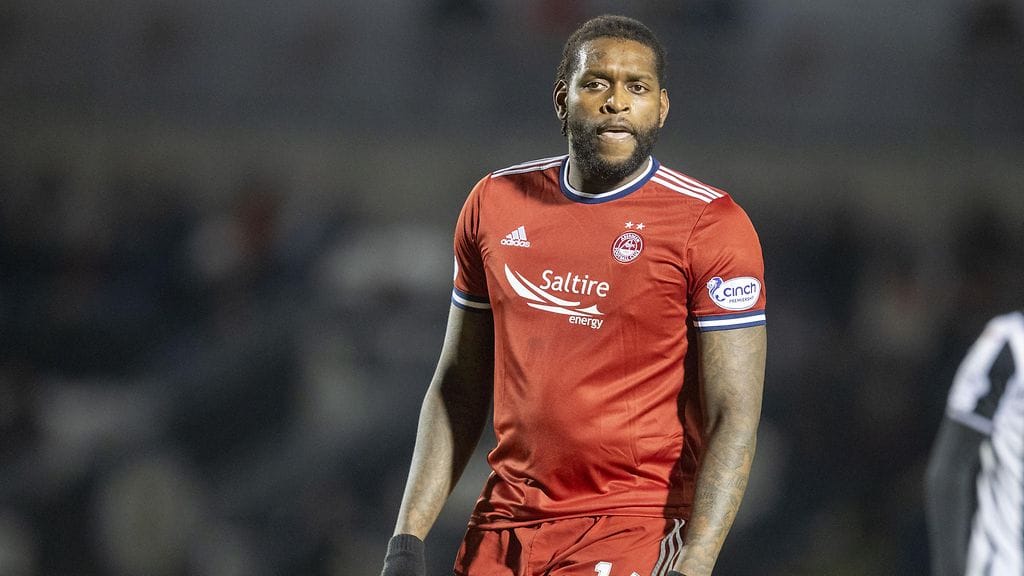 Jay Emmanuel-Thomas skotlantilaisen Aberdeenin riveissä vuonna 2022.