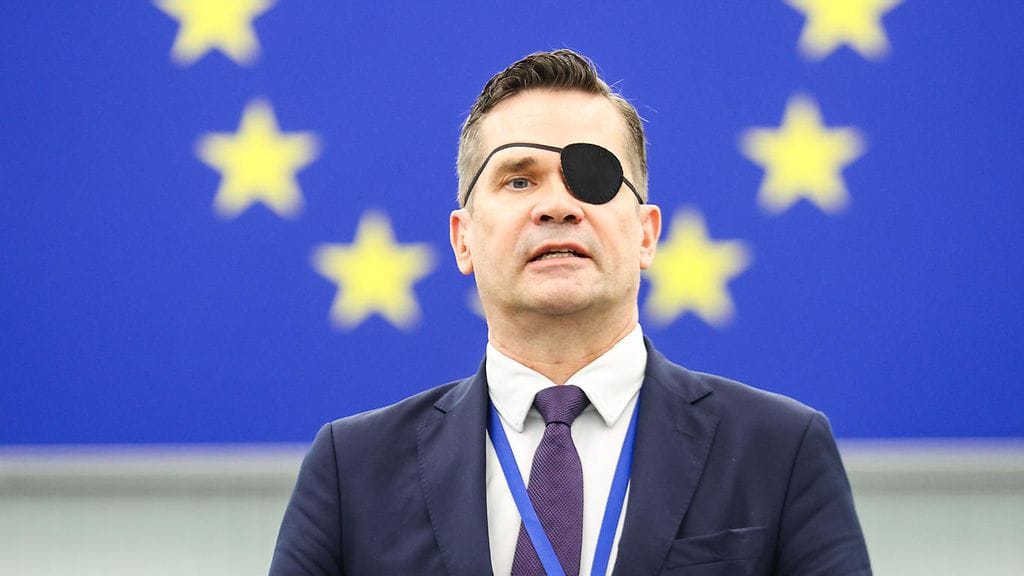 Mika Aaltolan vasenta silmää peitti lappu hänen puhuessaan Strasbourgissa.