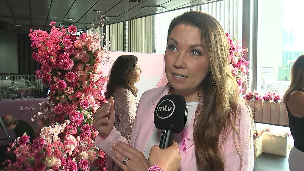 Varpu Hintsanen kertoi syksyn uusista tuulista Roosa nauha -tilaisuudessa.