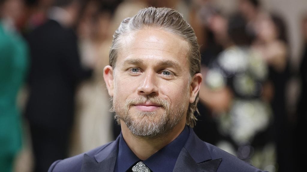 Charlie Hunnam näyttelee Monster-sarjassa Ed Geiniä.