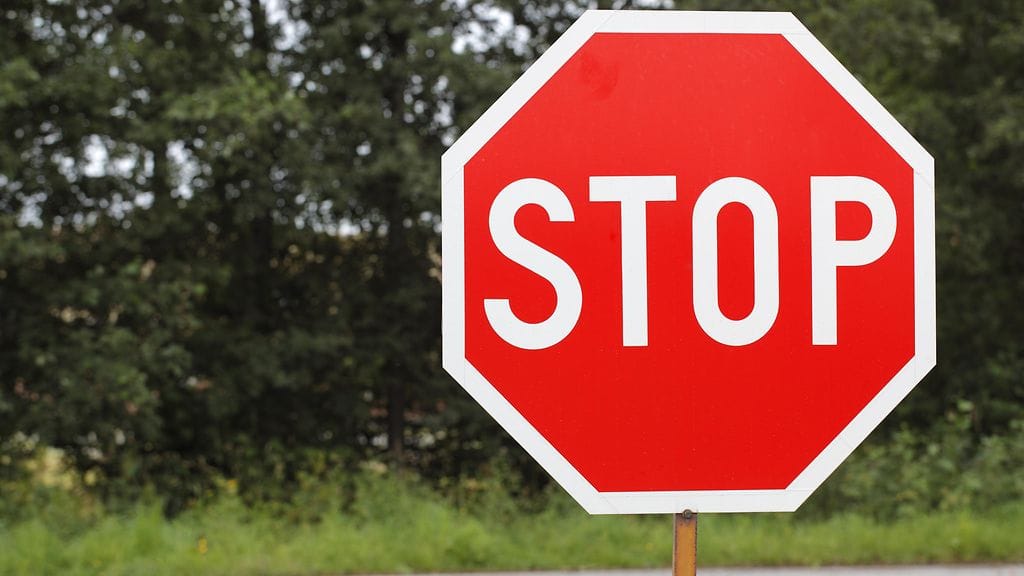 Miten toimitaan neljän stop-merkin risteyksessä?