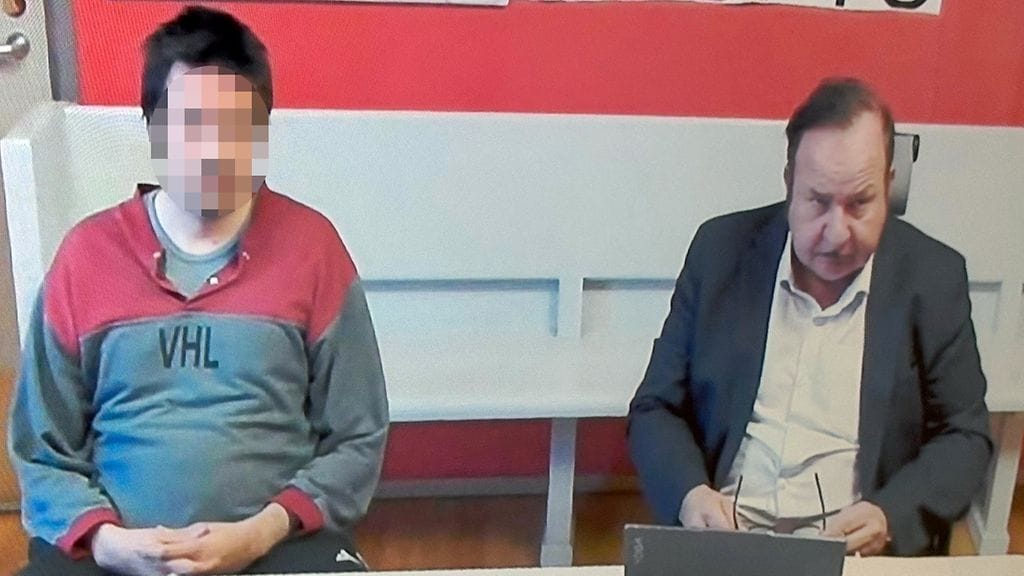 Mies pahoinpiteli 70-vuotiasta naapuriaan betonilapiolla ja työnsi hänet alas betoniportaista toukokuussa 2024 Oulun keskustassa.