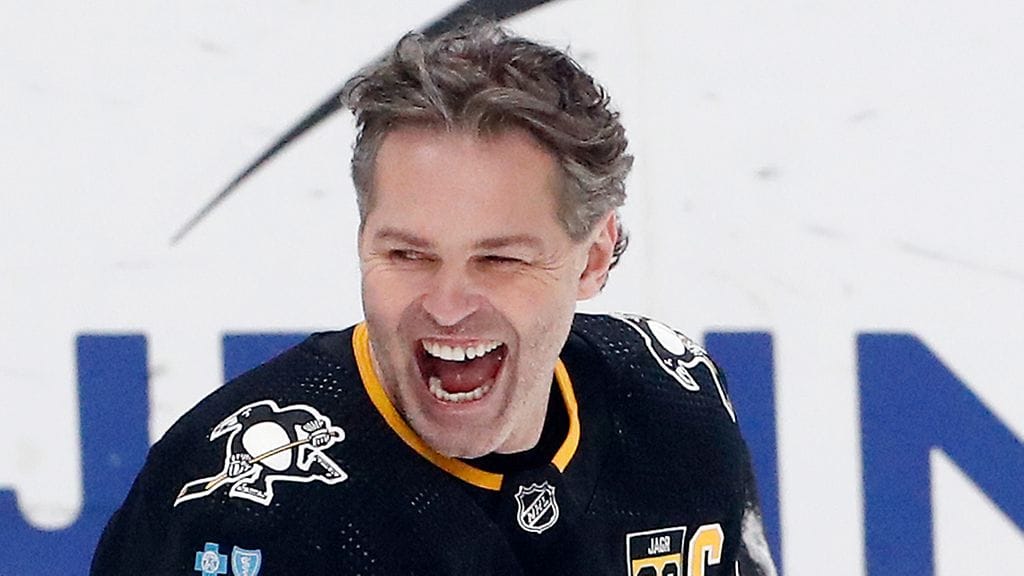 Jaromir Jagr teki kauden ensimmäisen maalinsa suomalaispelaajien seuratessa vaihtoaitiosta.