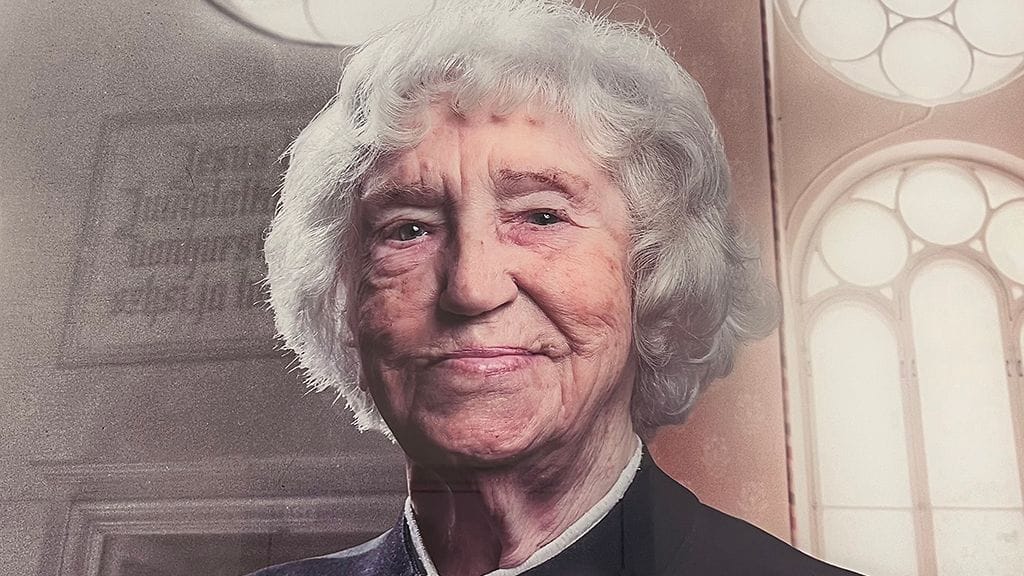 Gunnel Stenbäck kuvattuna Helsingin kaupunginmuseon 100 ja rapiat -näyttelyyn vuonna 2017.