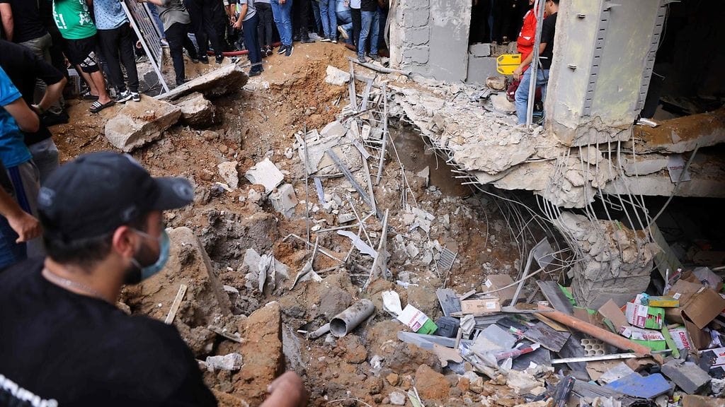 LK 210924 Ihmisiä Israelin iskun kohteena olleen rakennuksen edessä Beirutin eteläisessä esikaupungissa 20. syyskuuta 2024. Kuvituskuva.