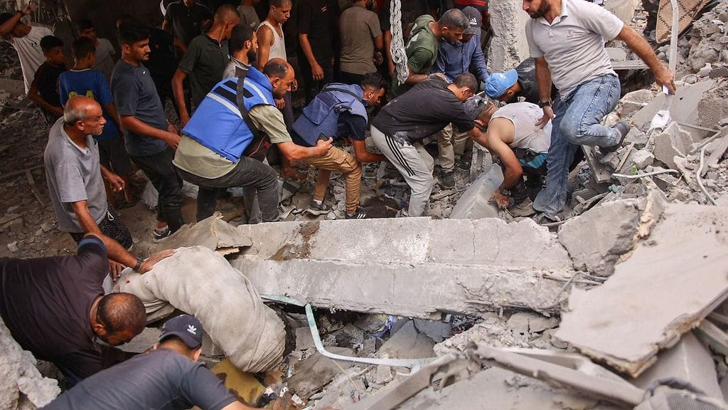 Kuvituskuva. Ihmisiä raunioilla sen jälkeen, kun Israel iski kouluun Shujaiyan kaupunginosassa Gazan kaupungissa 18. syyskuuta 2024.