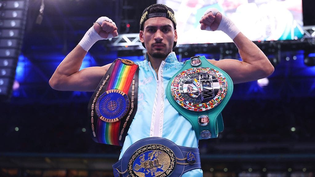 Hamzah Sheeraz juhli mestaruusvyöt olallaan.