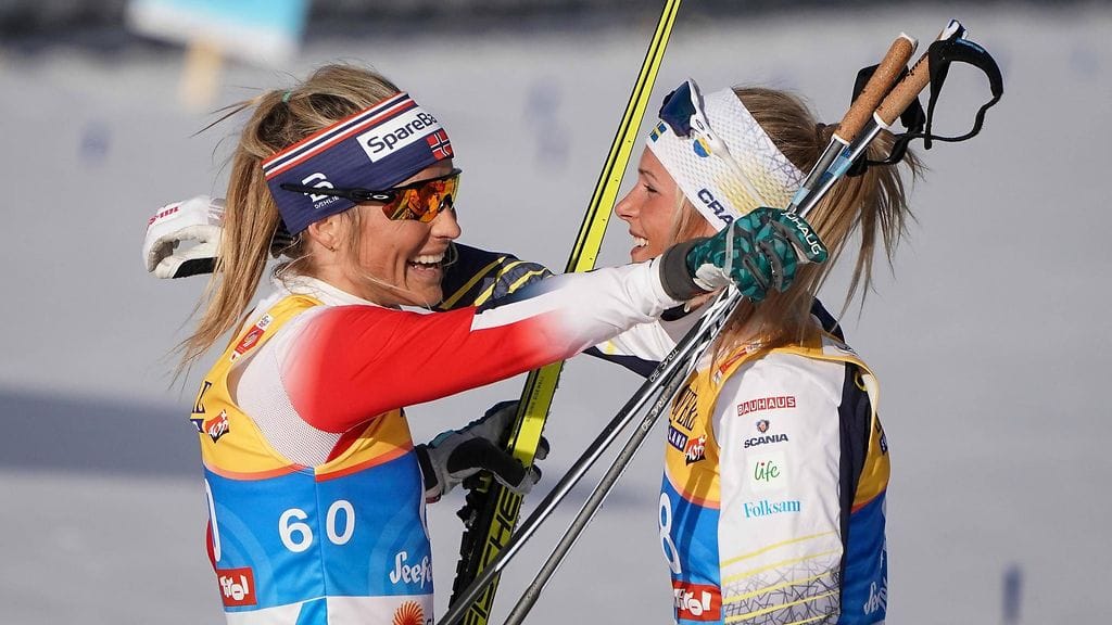 Therese Johaugin paluu nostattaa Frida Karlssonin (oik.) odotuksia hiihtokauteen.