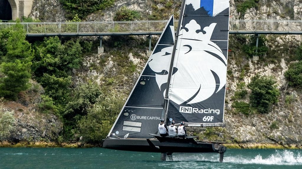 Janne Järvisen johtama Fin1Racing-venekunta saavutti EM-hopeaa Italiassa.