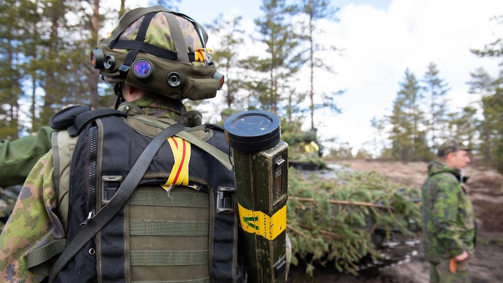 Panssarijääkäri kertasingon kanssa. Kuvituskuva.