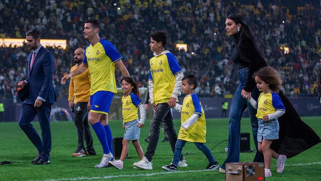 Cristiano Ronaldo perheineen kuvattuna tammikuussa 2023. Ronaldolla ja Georgina Rodríguezilla on tätä nykyä viisi lasta.