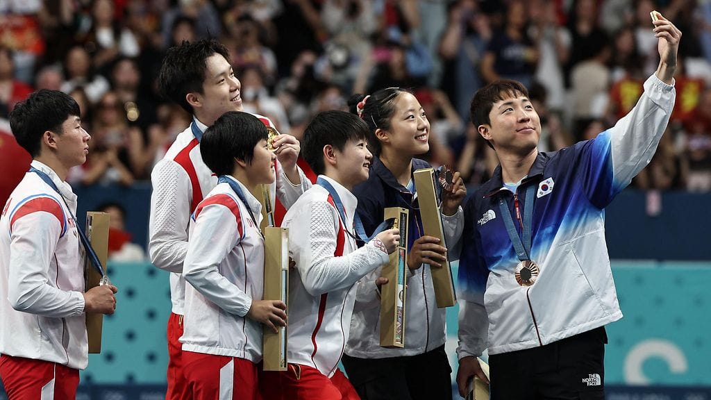 Kiinan Wang Chuqin ja Sun Yingsha, Pohjois-Korean Ri Jong-sik ja Kim Kum-yong sekä Etelä-Korean Lim Jonghoon ja Shin Yubin poseerasivat selfiessä.