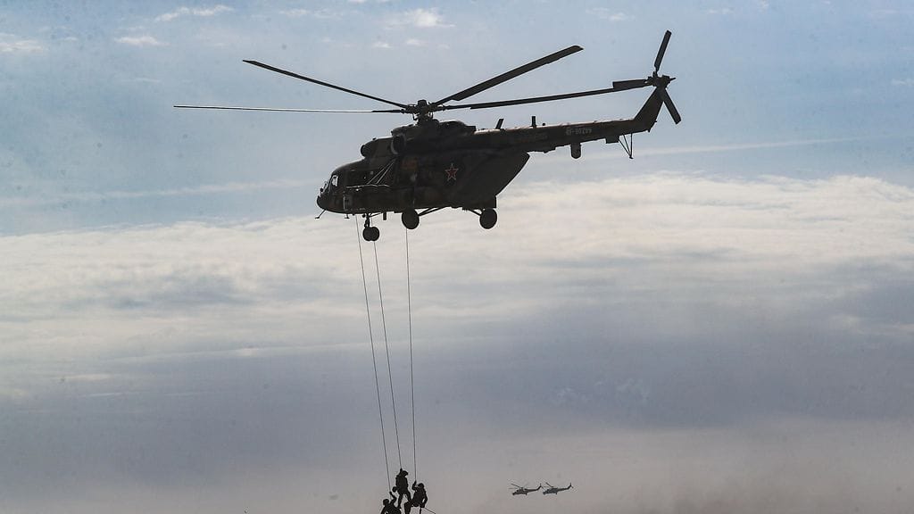 Venäjän Mi-8-taisteluhelikopteri syyskuussa 2021. Kuvituskuva.