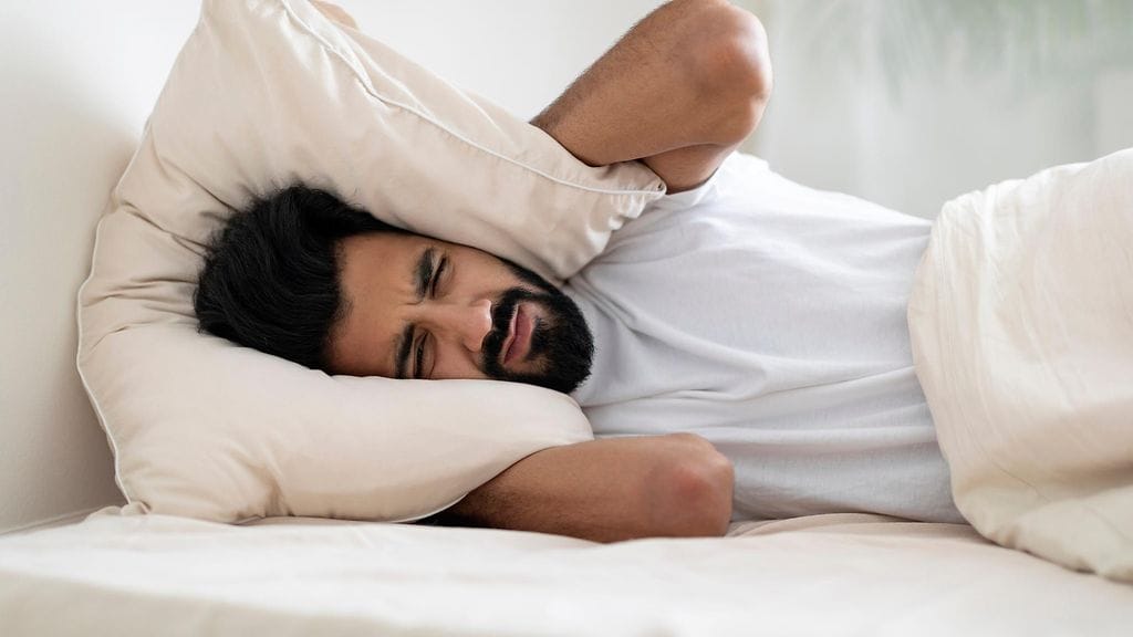 Naapurien metelöinti voi rasittaa omia yöunia. Kuvituskuva.