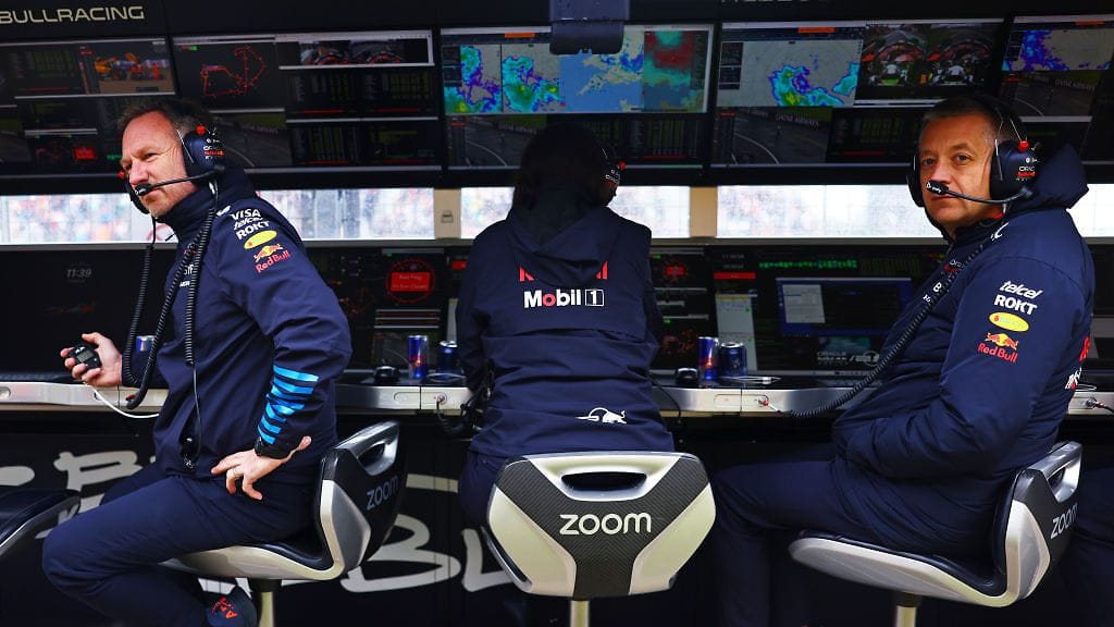 Red Bullin tallipäällikkö Christian Horner (vasemmalla) menettää pitkäaikaisen työtoverinsa, kun Will Courtenay (oikealla) siirtyy McLarenille.