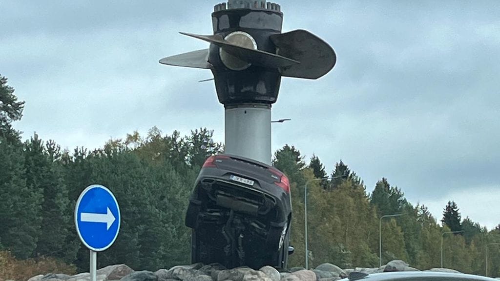 Pohjois-Pohjanmaalla Iissä auto oli ajanut päin liikenneympyrää ja jäänyt jumiin peräpää ilmassa ja nokka kiinni maassa.