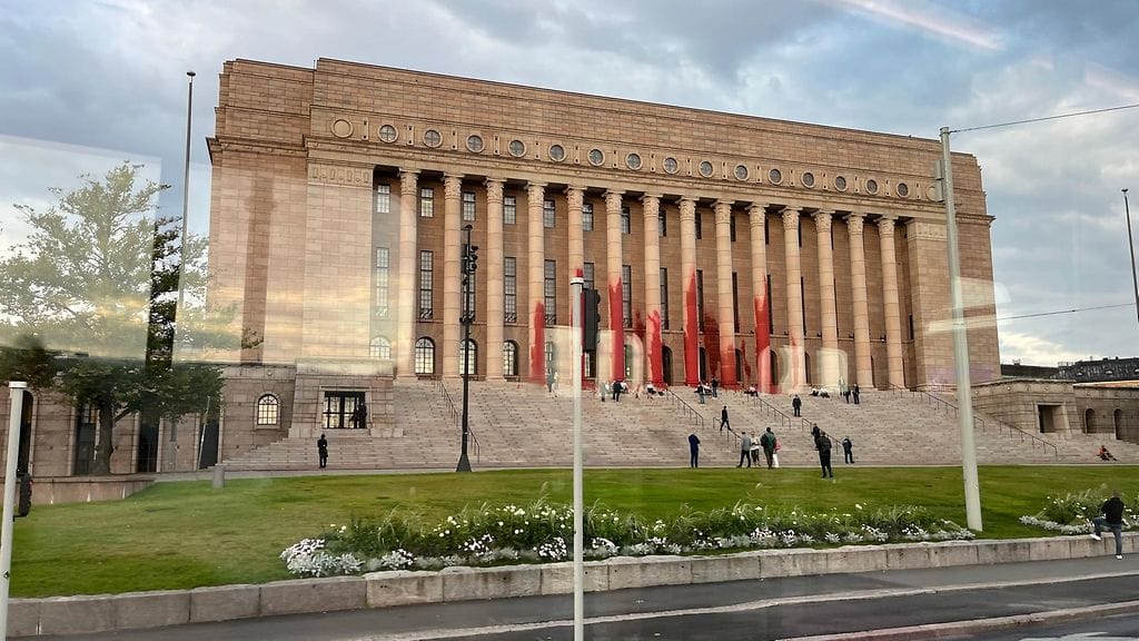 Eduskuntatalo töhrittiin viime syksynä.