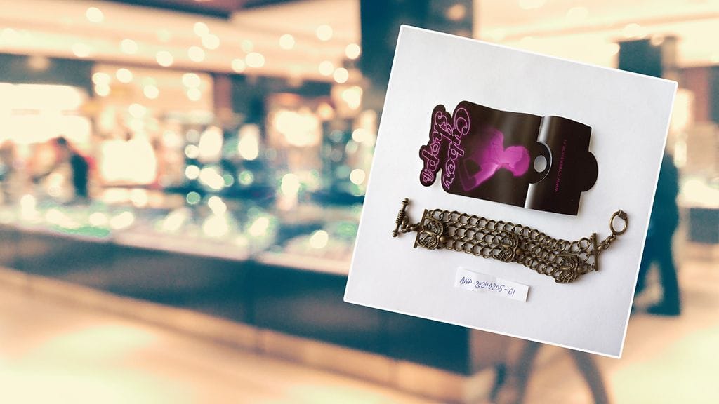 Kuvan koru on vedetty myynnistä. Taustalla kuvituskuva.