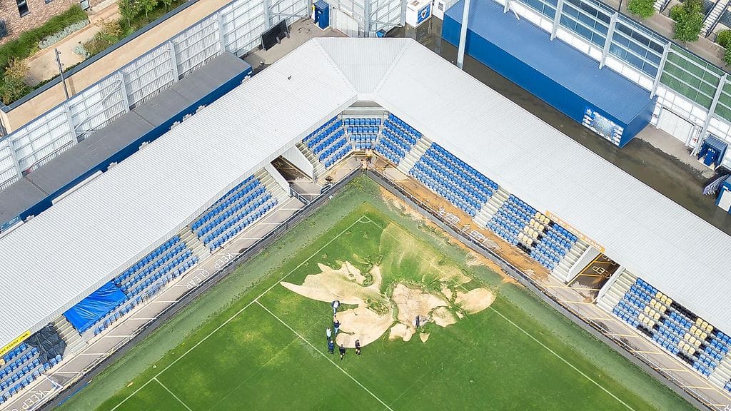 Plough Lanen kentän yksi kulma muistuttaa hiekkaestettä.