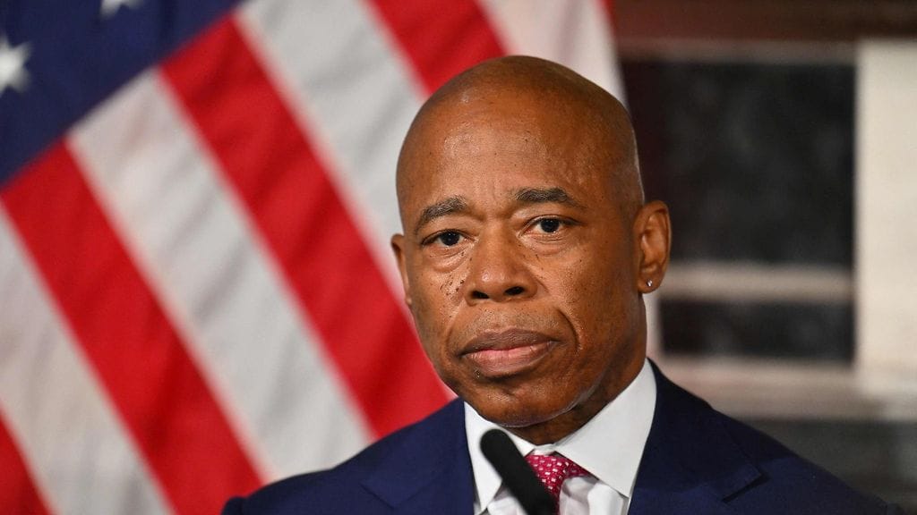 Eric Adams on ensimmäinen New Yorkin istuva pormestari, jota on syytetty liittovaltion rikoksista