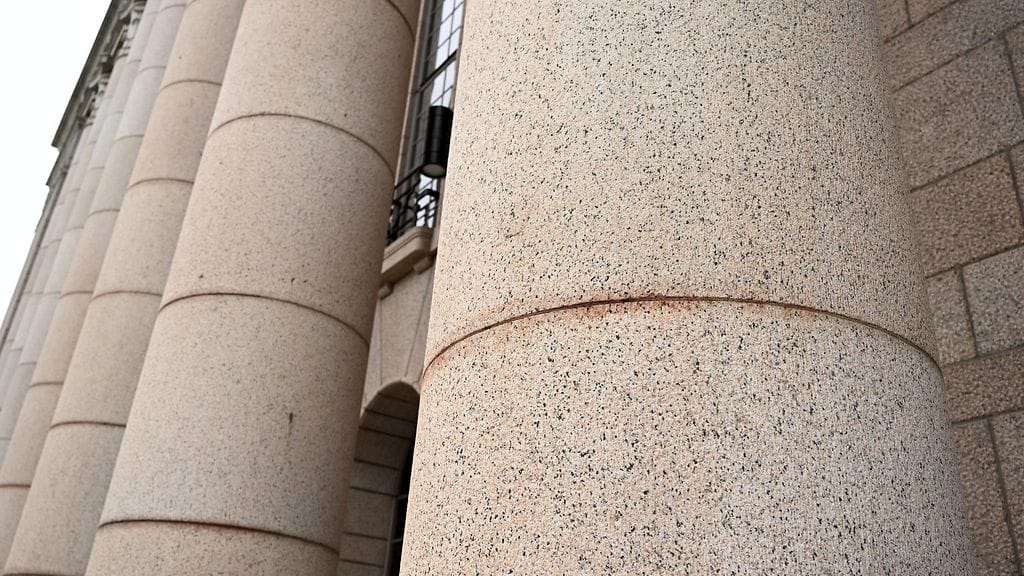 Aktivistien töhrimän Eduskuntatalon julkisivun saumauksia jouduttaneen uusimaan. Väriainetta on imeytynyt saumoihin paljon ja niin syvälle, ettei sitä saada puhdistamalla kokonaan poistetuksi.