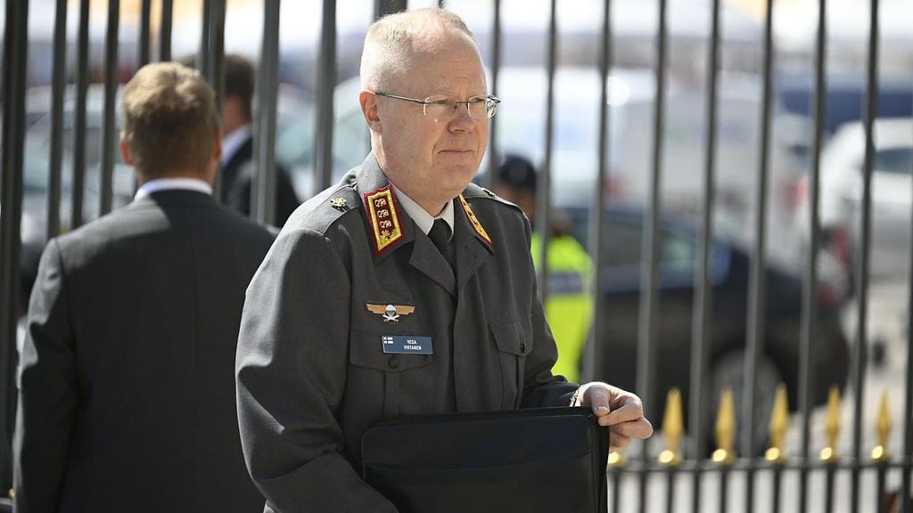 Puolustusvoimien Pääesikunnan päällikkö Vesa Virtanen kuvattuna saapuessaan Presidentinlinnaan kesäkuussa 2024.