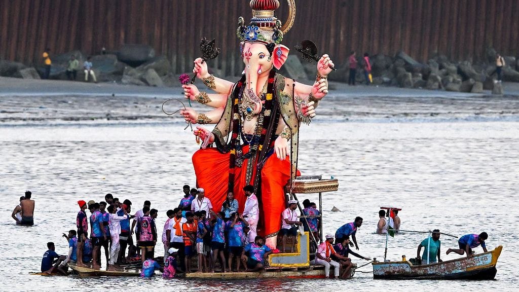Hindujumala Ganeshan patsas upotettiin Ulsoor-järveen Ganesh Chaturthi -juhlan aikana Bengalurussa Intiassa 13. syyskuuta.