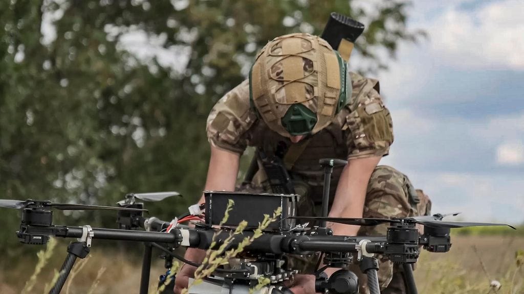 Venäläissotilas ja drone 24. syyskuuta julkaistussa kuvassa tuntemattomassa paikassa. Kuva on Venäjän puolustusministeriön julkaisema. Kuvituskuva.