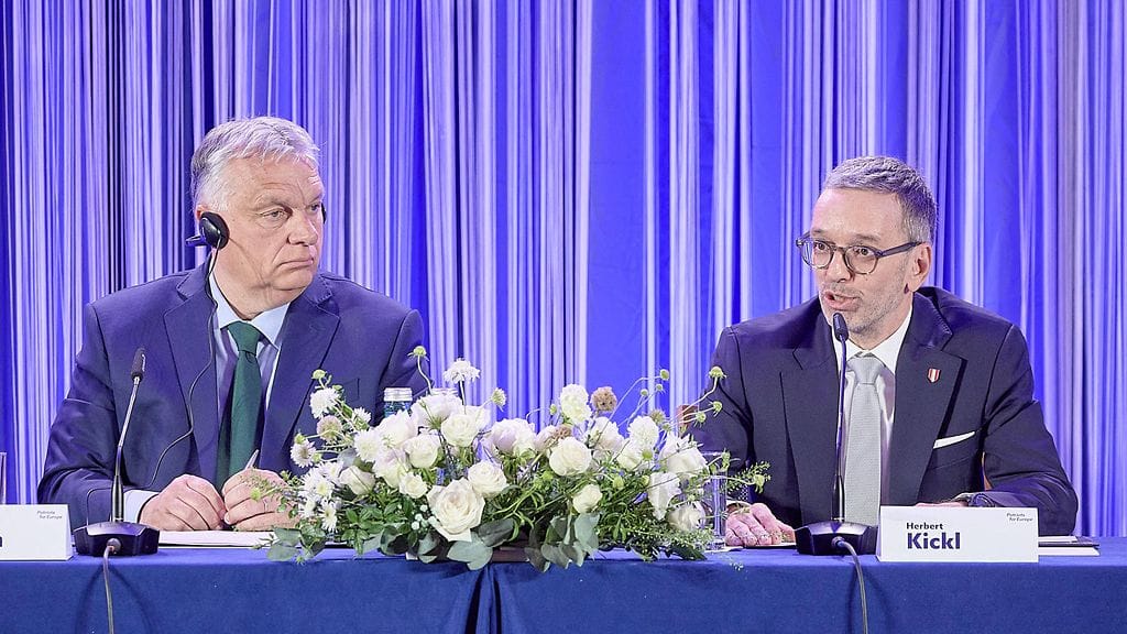 Herbert Kickl (oikealla) ja Viktor Orban