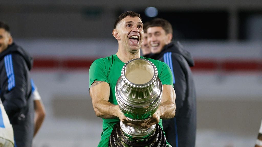 Emiliano Martinez juhli rivolla eleellä Copa American voittoa.