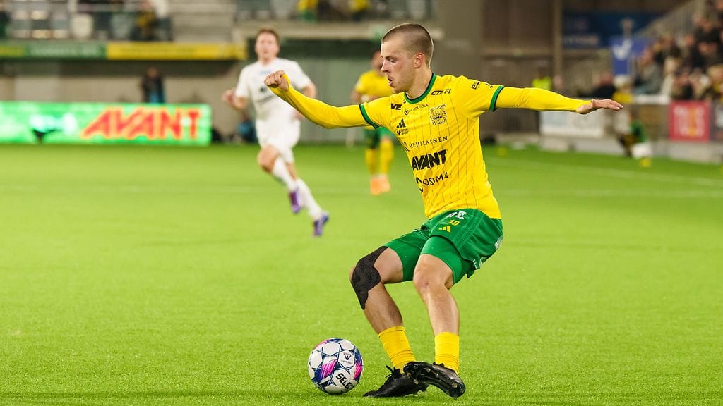 Roope Riski iski kauden yhdeksännen maalinsa HJK:ta vastaan.