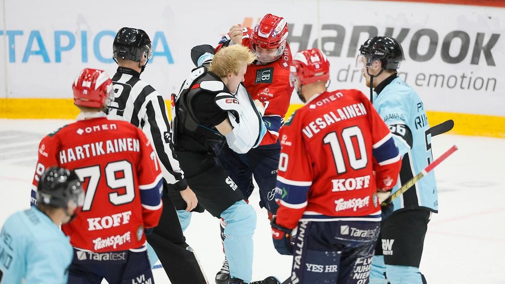 HIFK-tähteä taklattiin päähän – hanskat tippuivat jäähän