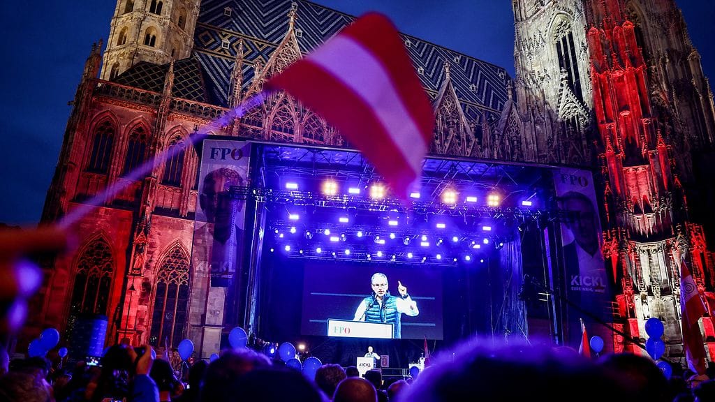 Itävallan vapauspuolueen (FPOe) puheenjohtaja ja kärkiehdokas Herbert Kickl puhumassa puolueen vaalitilaisuudessa Wienissä Itävallassa 27. syyskuuta 2024.