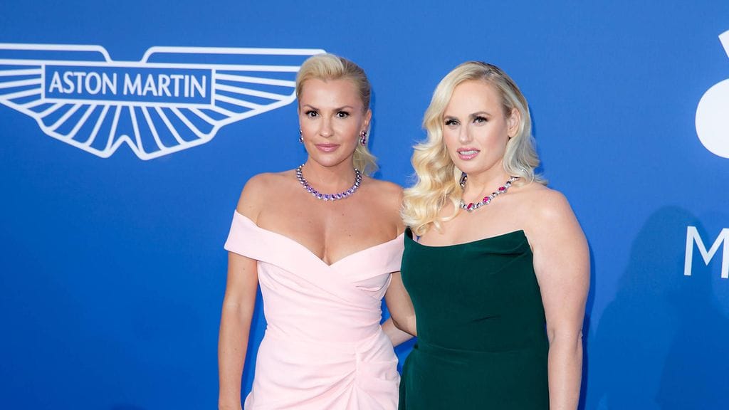 Ramona Agruma ja Rebel Wilson vuonna 2023