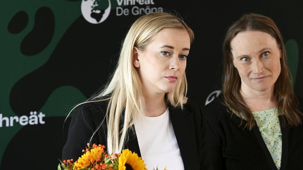 Vihreiden puheenjohtaja Sofia Virta (vas.) ja varapuheenjohtaja Silja Keränen vihreiden puoluekokouksessa Espoon Dipolissa tänään.