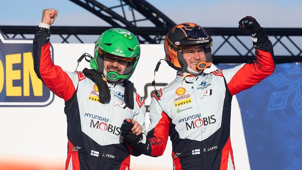 Esapekka Lapin Hyundain keula ruttuun – puskuri putosi hiekkapenkkaepisodissa