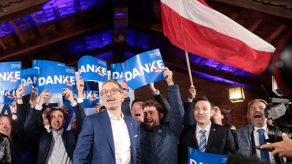 Tältä näyttivät tunnelmat vapauspuolue FPOe:n vaalivalvojaisissa. Kuvassa keskellä puolueen puheenjohtaja Herbert Kickl. Kuva Itävallasta Wienistä.